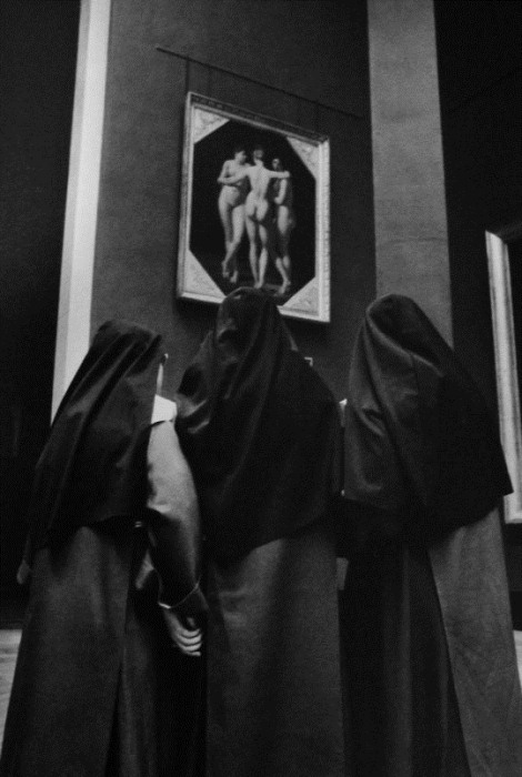 Посетители Лувра. Фотоцикл Алесио де Андраде. Посетители Лувра. Фотоцикл Алесио де Андраде.
