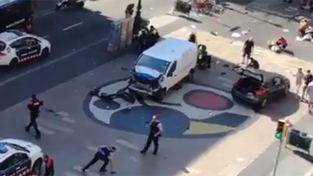 Испанские СМИ сообщили о 20 пострадавших при наезде фургона на прохожих в Барселоне