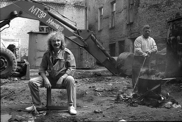 Игорь Николаев во дворе студии, 1987 год звезды, знаменитости, люди, музыканты, певцы, фотограф