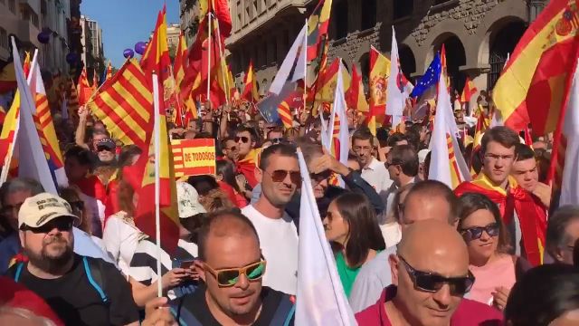 Мэр Барселоны призвала каталонцев выйти с протестом после решения об ограничении автономии