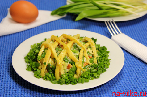 Салат с омлетом и черемшой