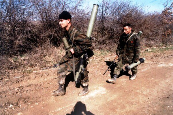 Бартецко спереди с РПГ М-79 Оса и ручной противотанковой гранатой РКГ-3. Фото: pinterest.com