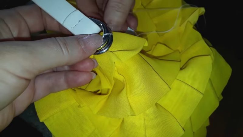 Что, если соединить большую пластиковую бутылку и ненужную одежду? Что, если соединить большую пластиковую бутылку и ненужную одежду?