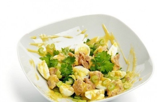 Салат с печенью трески и яйцом и луком