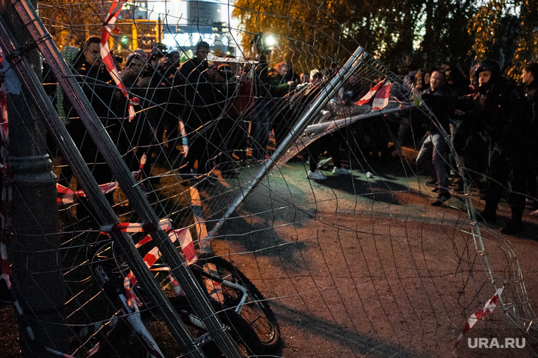 Акция против строительства собора святой Екатерины на территории сквера у Театра драмы. Екатеринбург, беспорядки, протест, сквер на драме, храм на драме