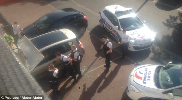 Видео погони за мужчиной, который устроил поножовщину и протаранил полицейскую машину во Франции