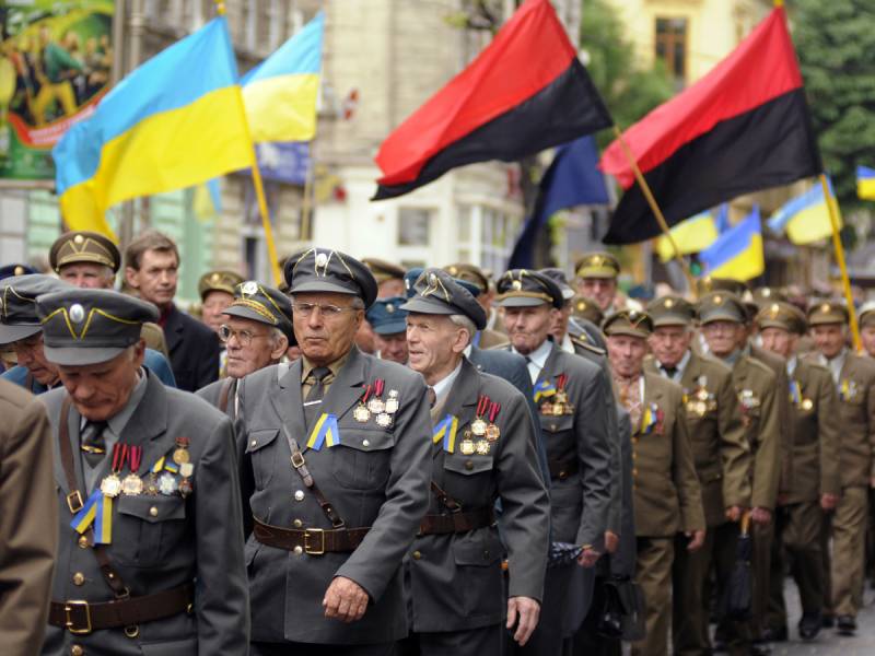 Пособникам нацистов - пенсии и льготы: бандеровцев приравняли к героям ВОВ Пособникам нацистов - пенсии и льготы: бандеровцев приравняли к героям ВОВ