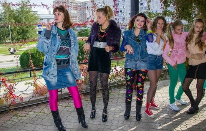 Буйство красок, столь необычное для моды тех лет. Как одевались люди в СССР в 1990-х, и какие модные вещи из того времени сегодня снова в моде