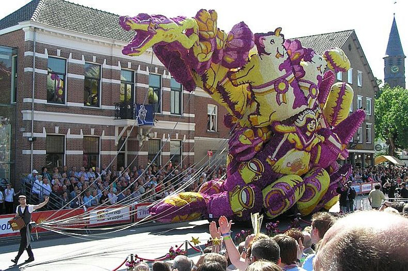 flowersculptures 24 Грандиозные скульптуры из цветов в голландском Зюндерте