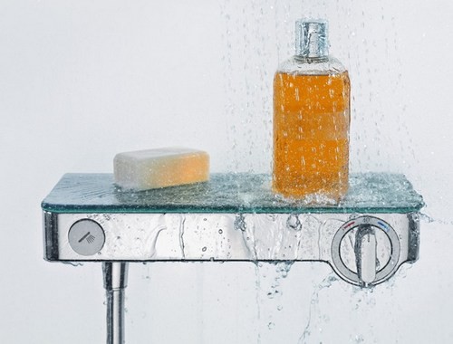 Смеситель-полочка со встроенным душевым шлангом, Hansgrohe Как сделать комфортной маленькую ванную комнату