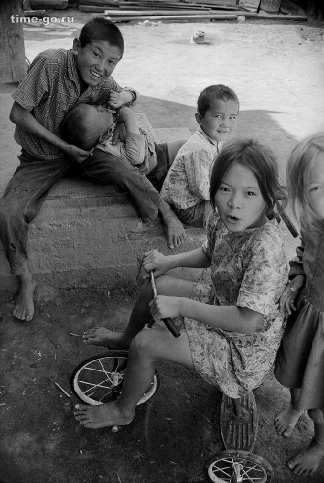 Жизнь в СССР в 60–70-х годах глазами российского фотографа, который эмигрировал на Запад. Жизнь в СССР в 60–70-х годах глазами российского фотографа, который эмигрировал на Запад.