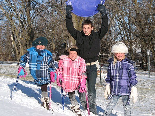 От этих тройняшек отказались родители. Вот, что случилось с сиамскими близнецами и их сестричкой спустя 14 лет.