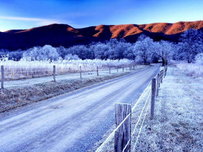 Winter_Road_Wallpaper_1024x768_wallpaperhere (700x525, 323Kb)