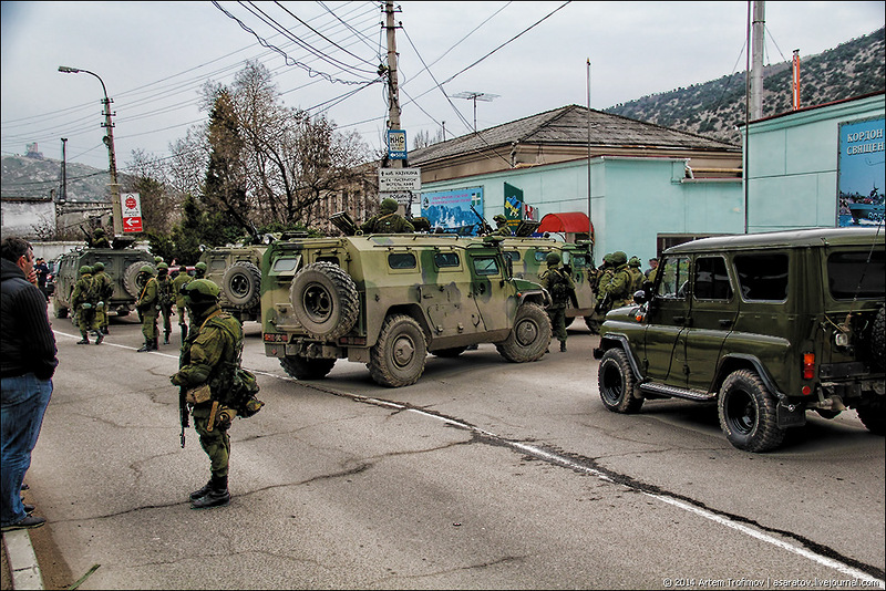 Жители Балаклавы выступили живым щитом между российскими и украинскими военными ...