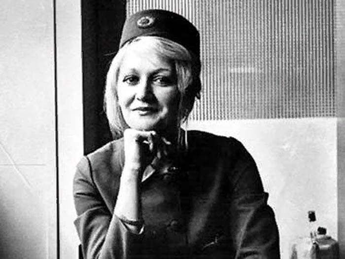 Весна Вулович — стюардесса, обладательница мирового рекорда высоты для выживших при свободном падении без парашюта, по версии Книги рекордов Гиннесса. Весна Вулович — стюардесса, обладательница мирового рекорда высоты для выживших при свободном падении без парашюта, по версии Книги рекордов Гиннесса.