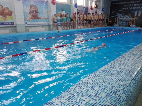 В бассейне в Кемеровской области отравились 25 детей и тренер