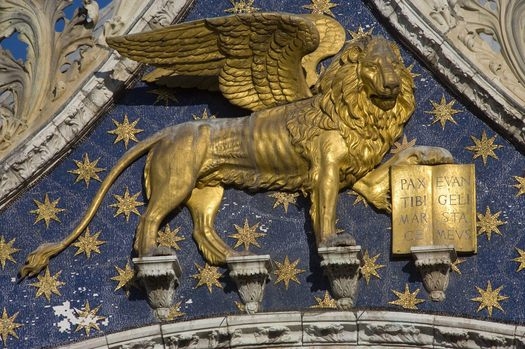 Золотой лев, символ Венеции. Барельеф на соборе Святого Марко