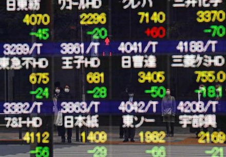 رجل يضع كمامة للوقاية من فيروس كورونا يسير أمام لوحة إلكترونية تعرض مؤشرات الأسواق في طوكيو يوم 26 فبراير شباط 2021. تصوير: كيم كيونج هون - رويترز. رجل يضع كمامة للوقاية من فيروس كورونا يسير أمام لوحة إلكترونية تعرض مؤشرات الأسواق في طوكيو يوم 26 فبراير شباط 2021. تصوير: كيم كيونج هون - رويترز.