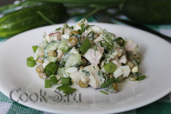 Салат с копчёной курицей и горошком