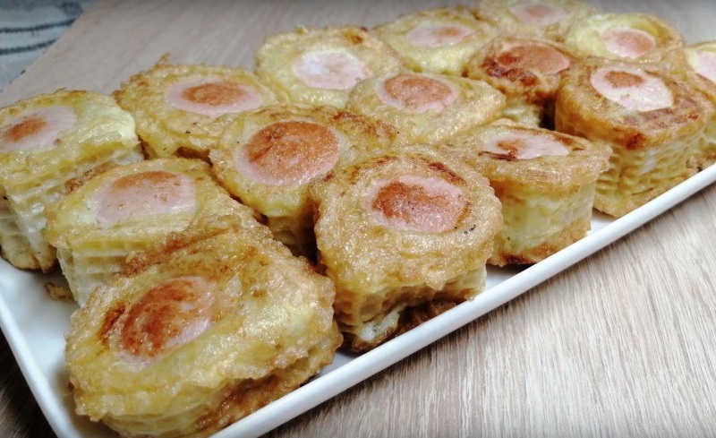 Картофельные пирожки с сосиской