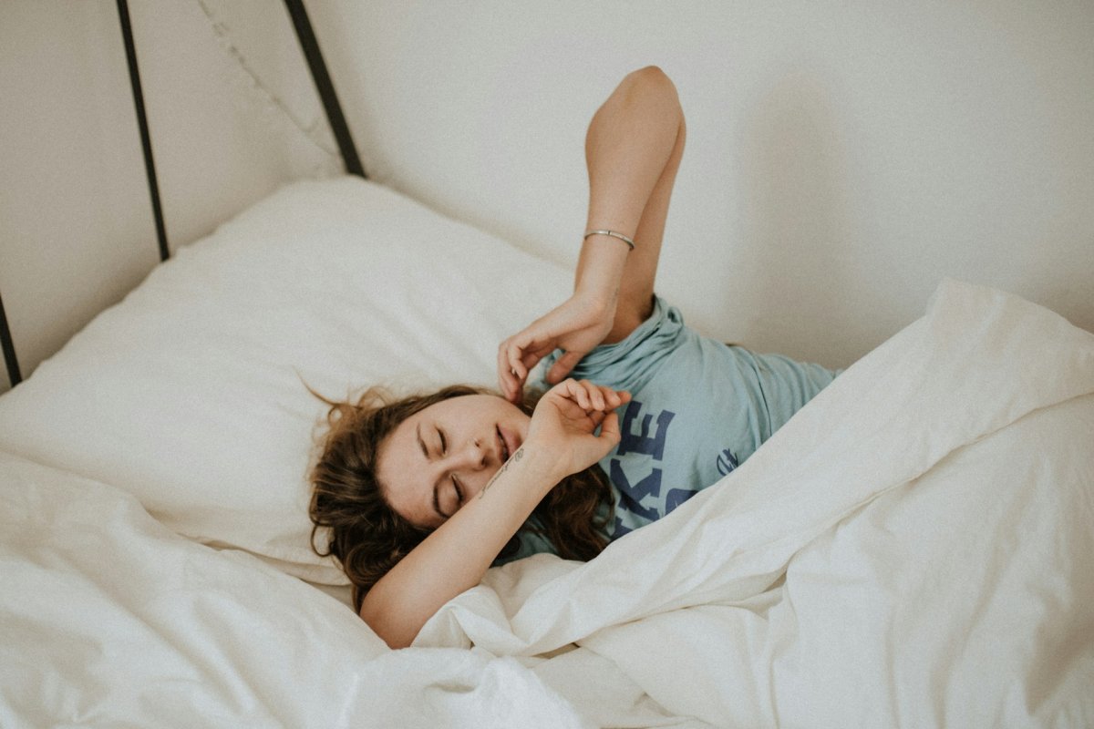 Сомнолог Полуэктов назвал самую полезную позу сна, врач Андреева рассказала сколько нужно спать взрослым и детям