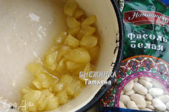 Яблоко очищаем от кожицы и семян, нарезаем небольшим кубиком, засыпаем сахаром и тушим до мягкости, постоянно помешивая. Яблоко очищаем от кожицы и семян, нарезаем небольшим кубиком, засыпаем сахаром и тушим до мягкости, постоянно помешивая.