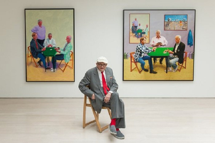Дэвид Хокни в галерее среди своих работ.