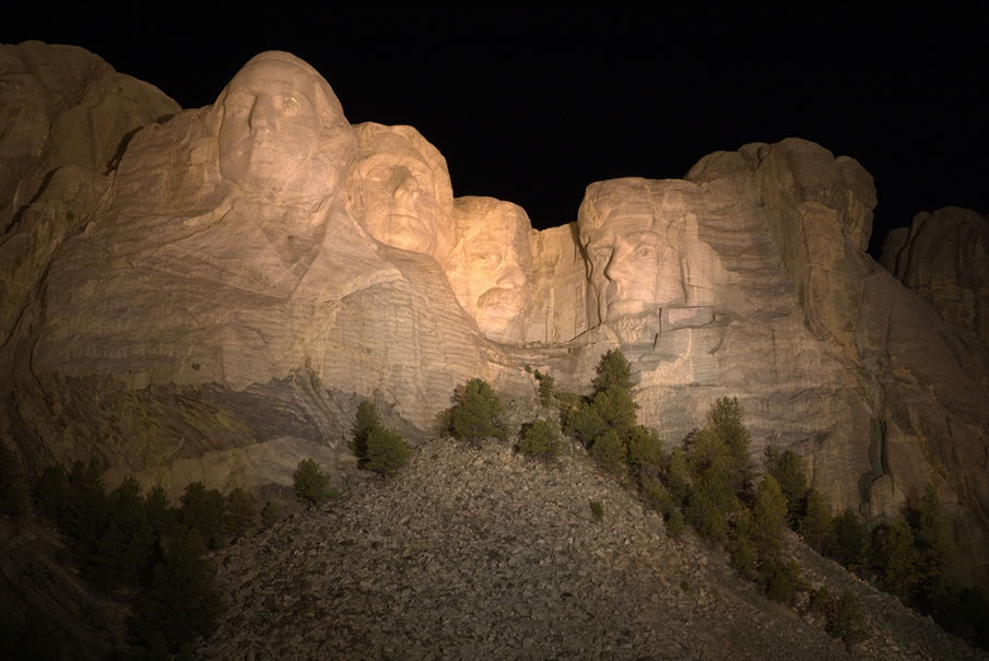 Национальный мемориал Гора Рашмор (англ. Mount Rushmore National Memorial) находится около города Кистон в Южной Дакоте, США