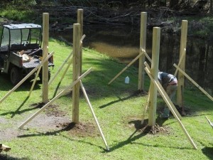 Ставим опоры для качелей