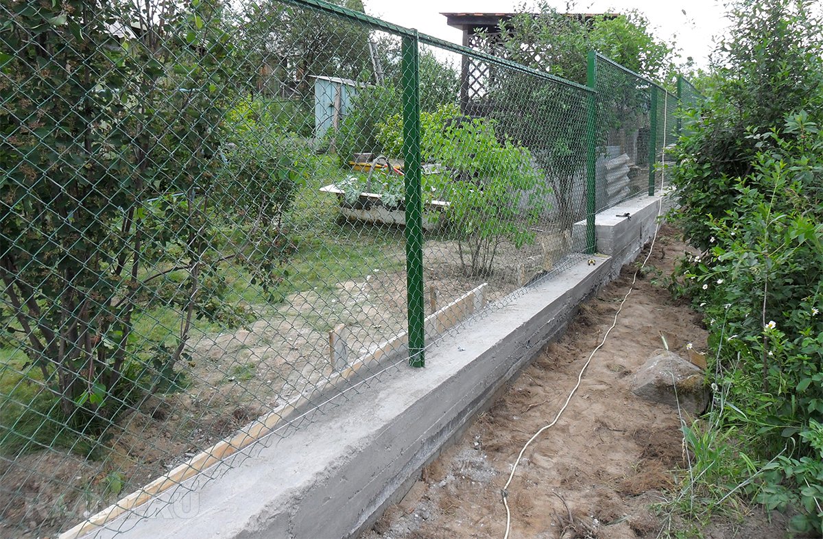 Забор из рабицы на бетонном фундаменте