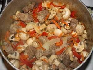 МЯСО, ТУШЕНОЕ С ШАМПИНЬОНАМИ И СЛАДКИМ ПЕРЦЕМ МЯСО, ТУШЕНОЕ С ШАМПИНЬОНАМИ И СЛАДКИМ ПЕРЦЕМ