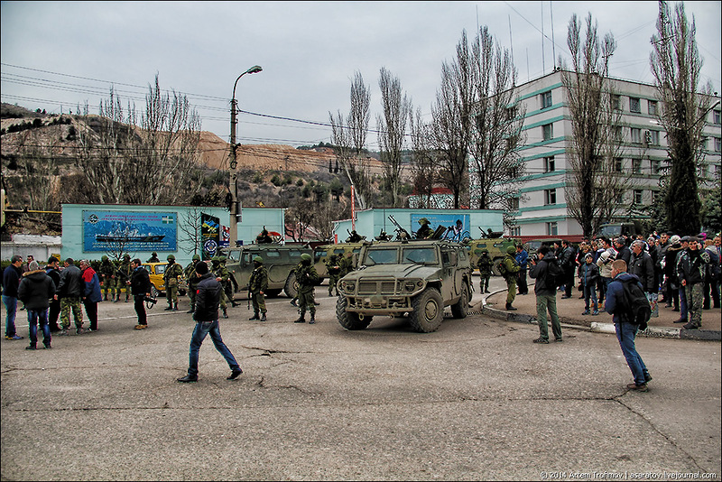 Жители Балаклавы выступили живым щитом между российскими и украинскими военными ...