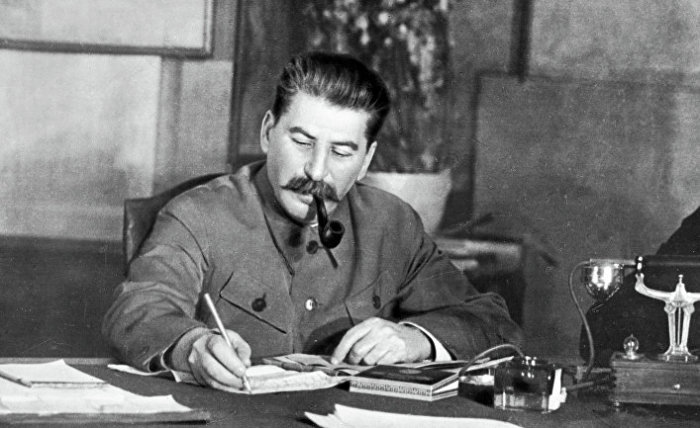 Иосиф Сталин за работой. Иосиф Сталин за работой.
