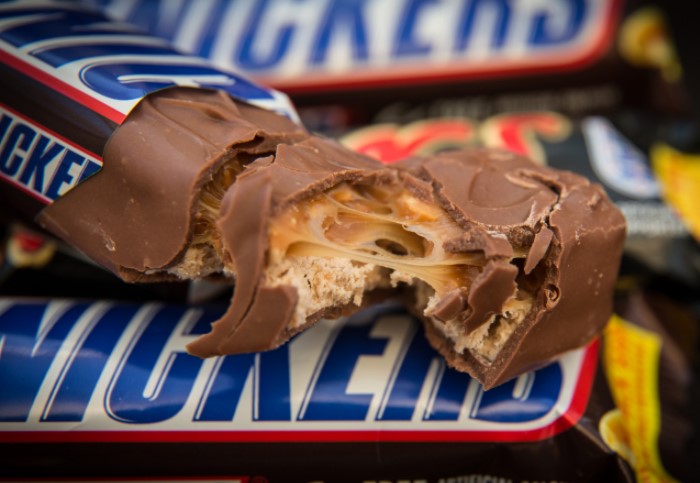 С английского слово snickers переводится как «ржание» / Фото: thesun.co.uk  С английского слово snickers переводится как «ржание» / Фото: thesun.co.uk