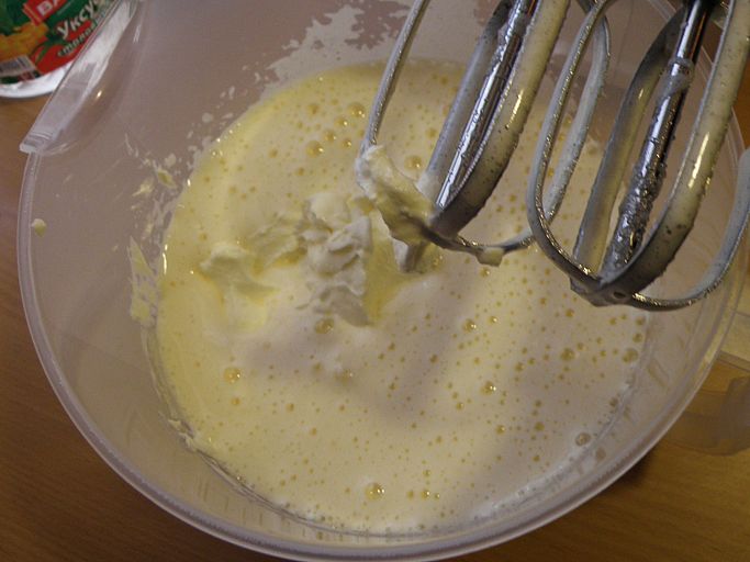 взбиваем с сахаром. пошаговое фото этапа приготовления пирога Шарлотка