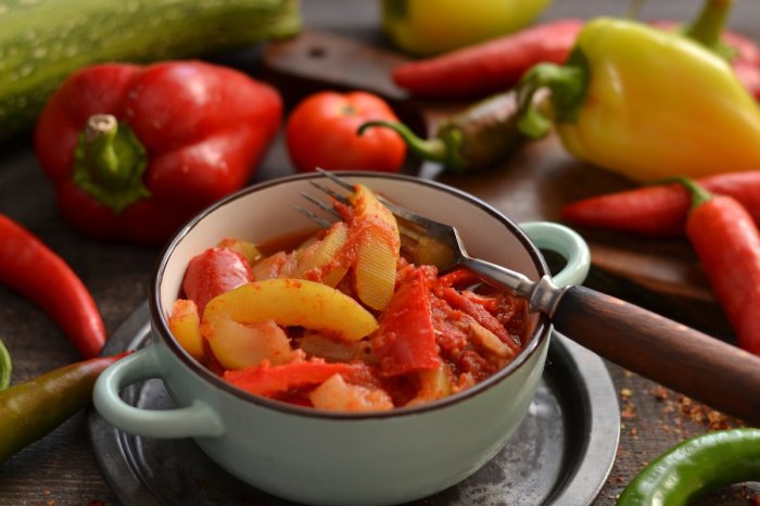 Тушёные кабачки с перцем и помидорами. \ Фото: botanichka.ru. Тушёные кабачки с перцем и помидорами. \ Фото: botanichka.ru.