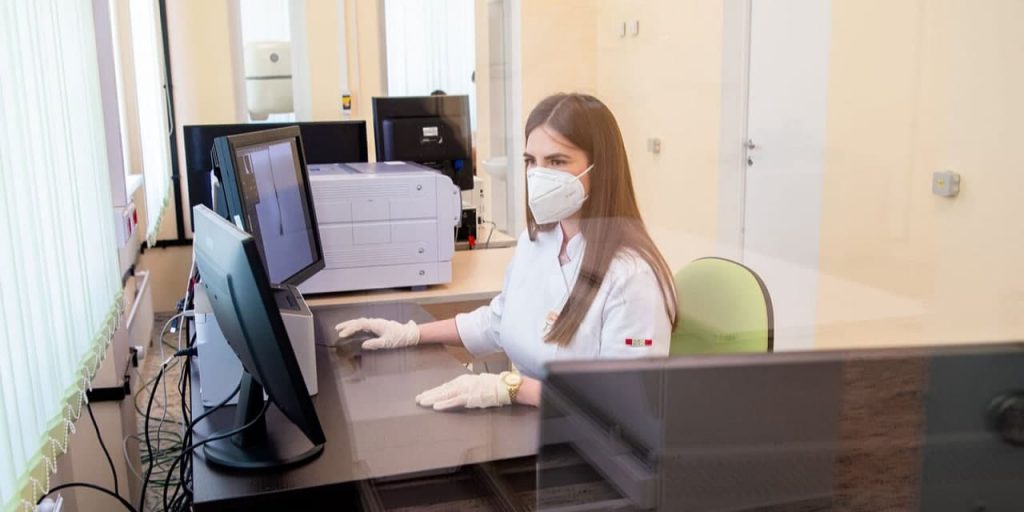 В поликлиниках Москвы теперь проводят телемедконсультации для пациентов с ОРВИ и COVID-19