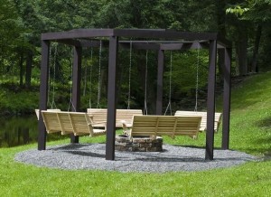 Красим опоры и вешаем скамейки