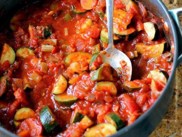 Кабачки с помидорами и перцем. \ Фото: fb.ru. 7 простых, но вкусных блюд из кабачков, которые станут прекрасной альтернативой картошке