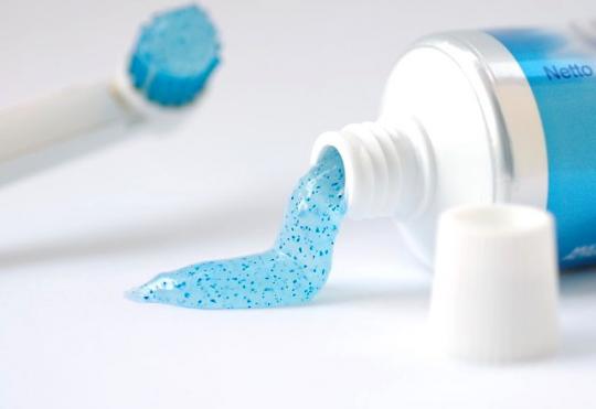 Чем полезна зубная паста в хозяйстве?