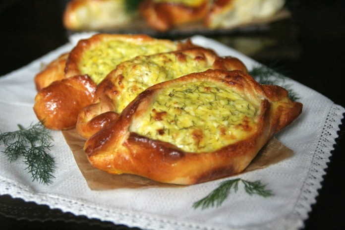 Хачапури с брынзой и укропом — вкусная и оригинальная выпечка, которая обязательно понравится гостям!