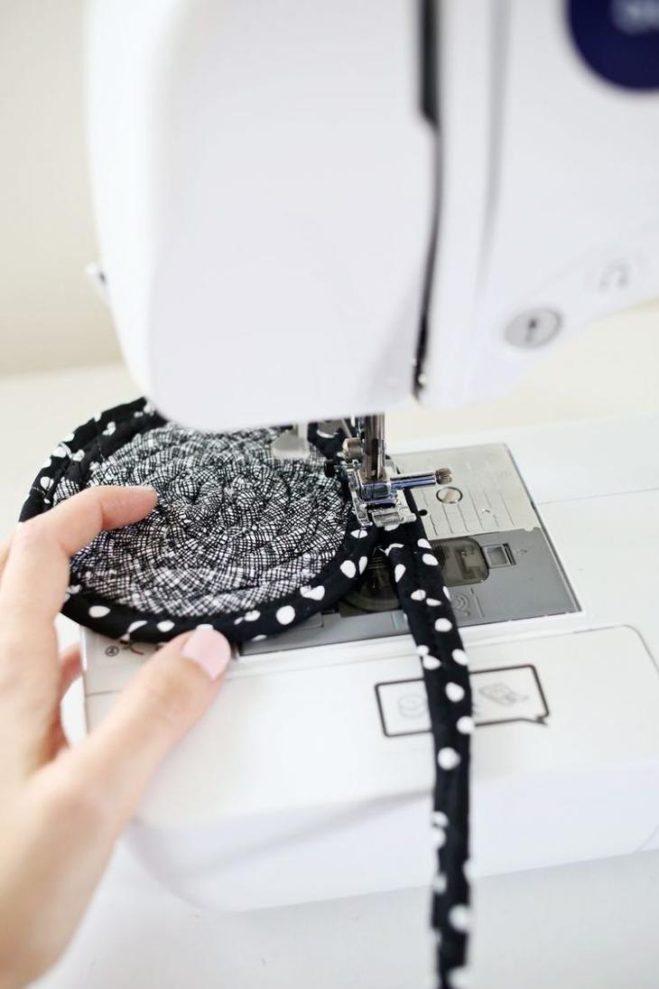 Коврик из лоскутков и бельевой веревки Коврик из лоскутков и бельевой веревки