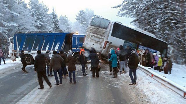 Очевидцы сообщили о серьезном ДТП с автобусом в Ленобласти