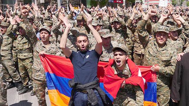 Минобороны Армении осудило примкнувшим к протестующим военных