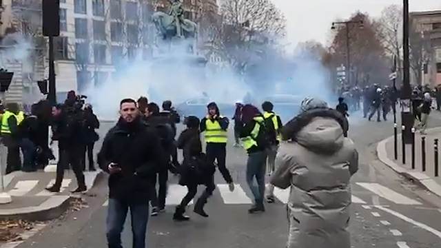 Корреспондент RT пострадала в ходе протесов 