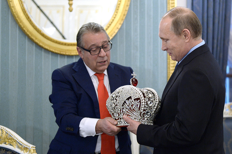 Хазанов дарит Путину корону РИ.png