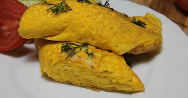 Слоёный яичный блинчик — невероятно простой и вкусный завтрак
