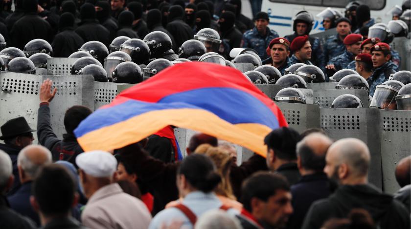 На защиту власти Армении вышли танки