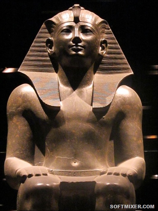 800px-Statua_Faraone_%28_Torino_Museo_Egizio%29_3
