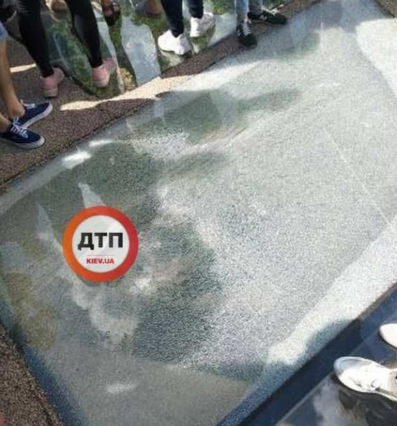 Допрыгались: что случилось со скандальным мостом из стекла в Киеве